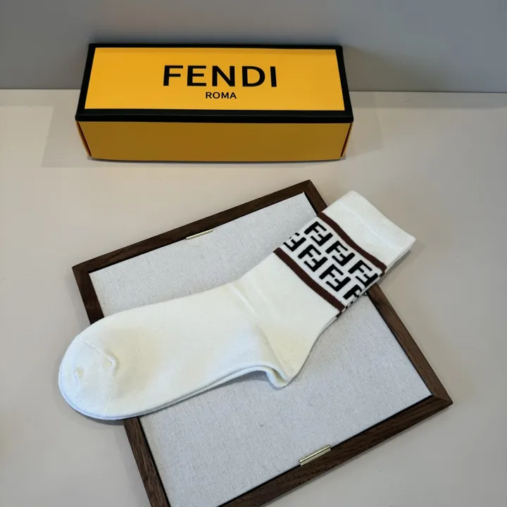 スーパーコピー ヴェルサーチ 靴下