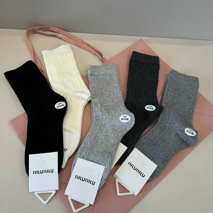 スーパーコピー ミュウミュウ 靴下