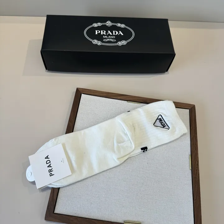 スーパーコピー プラダ 靴下