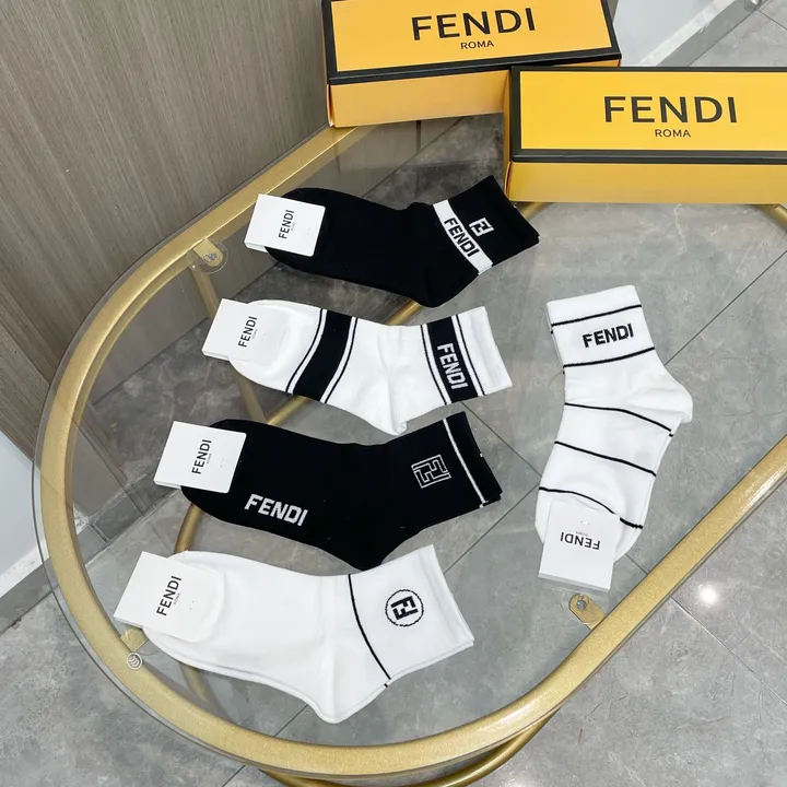 スーパーコピー ヴェルサーチ 靴下