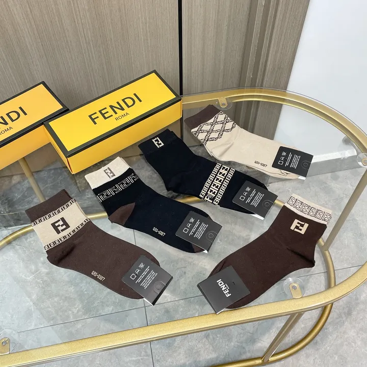 スーパーコピー ヴェルサーチ 靴下