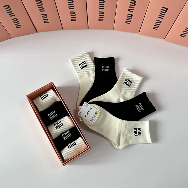 スーパーコピー ミュウミュウ 靴下