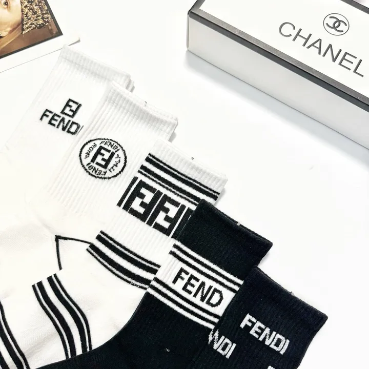 スーパーコピー ヴェルサーチ 靴下