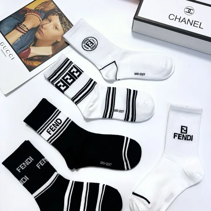 スーパーコピー ヴェルサーチ 靴下