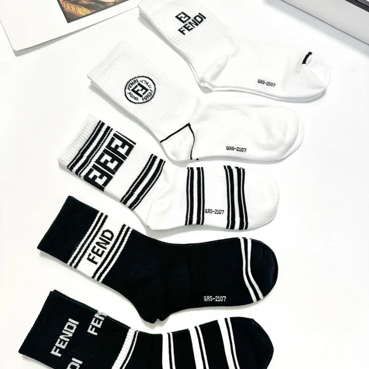 スーパーコピー ヴェルサーチ 靴下