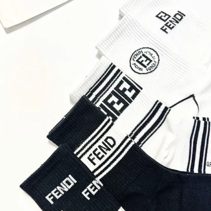 スーパーコピー ヴェルサーチ 靴下