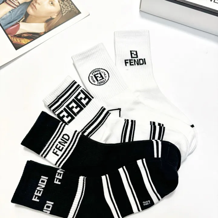 スーパーコピー ヴェルサーチ 靴下