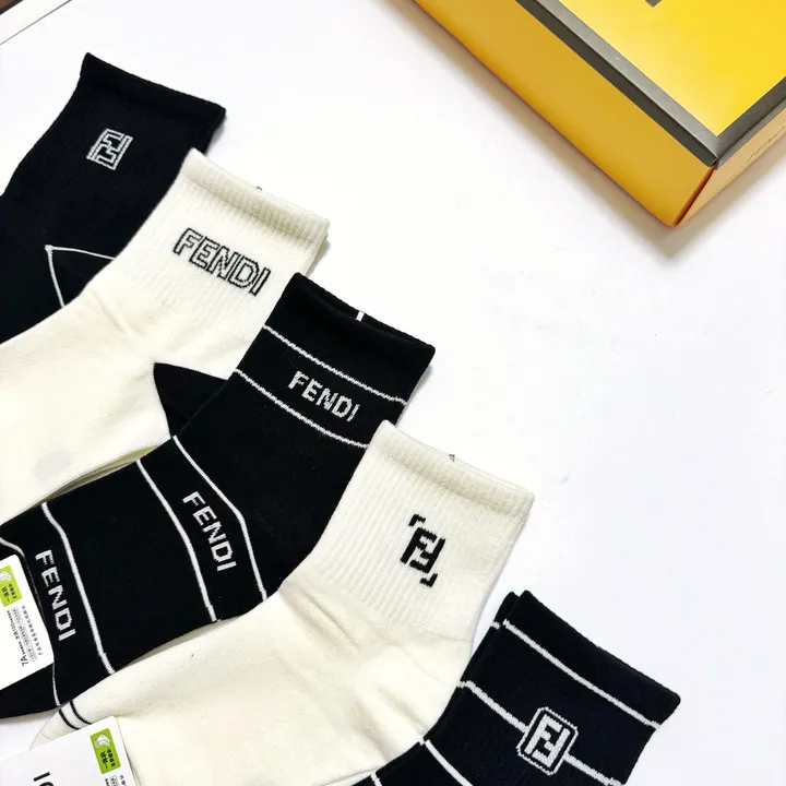 スーパーコピー ヴェルサーチ 靴下