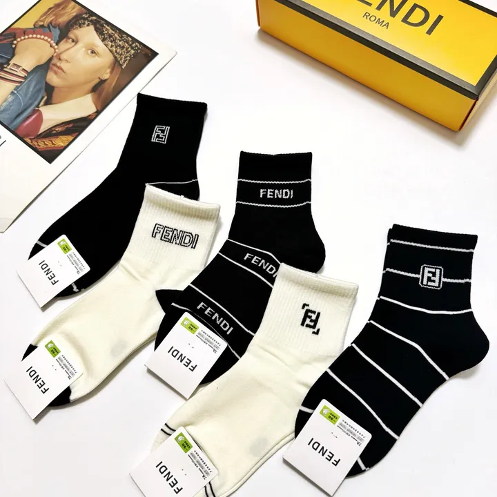 スーパーコピー ヴェルサーチ 靴下