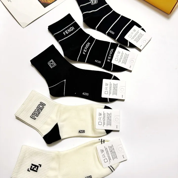 スーパーコピー ヴェルサーチ 靴下