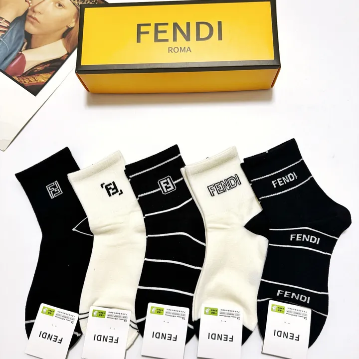 スーパーコピー ヴェルサーチ 靴下