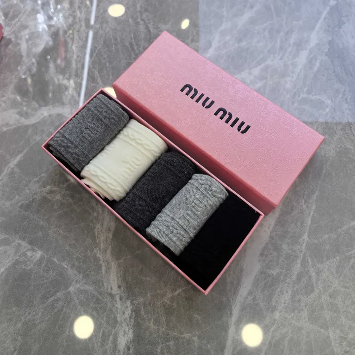 スーパーコピー ミュウミュウ 靴下