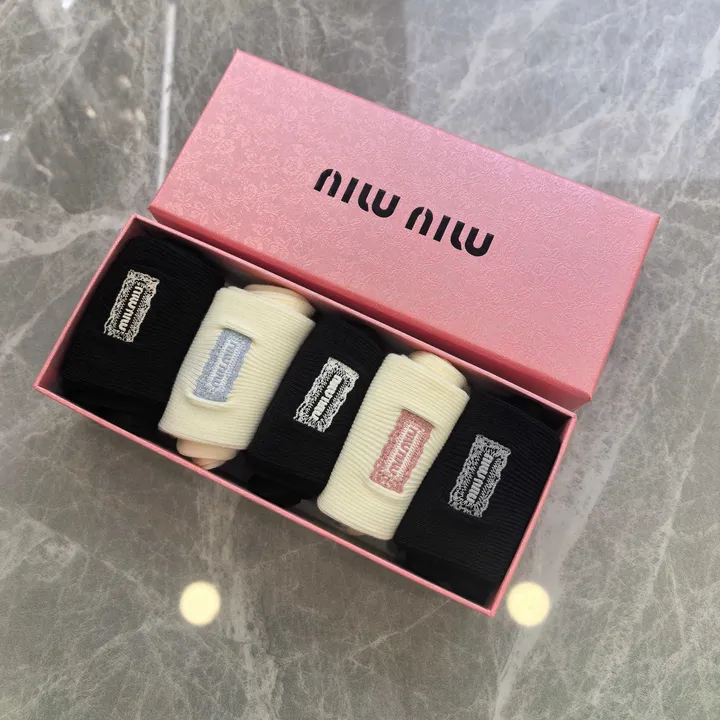 スーパーコピー ミュウミュウ 靴下
