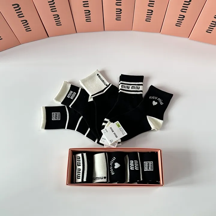 スーパーコピー ミュウミュウ 靴下