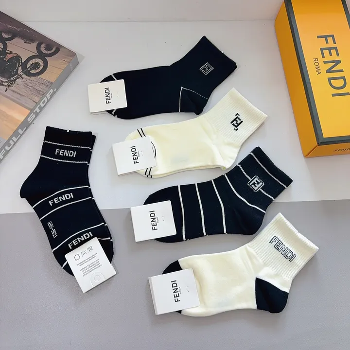 スーパーコピー ヴェルサーチ 靴下