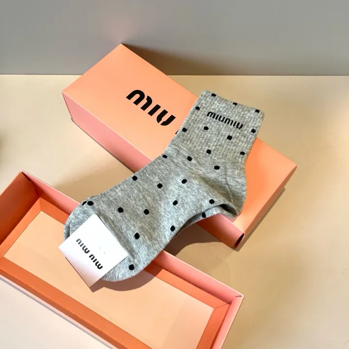 スーパーコピー ミュウミュウ 靴下