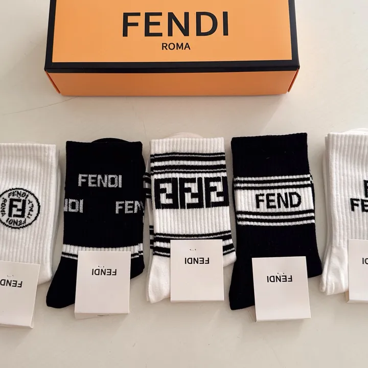 スーパーコピー ヴェルサーチ 靴下