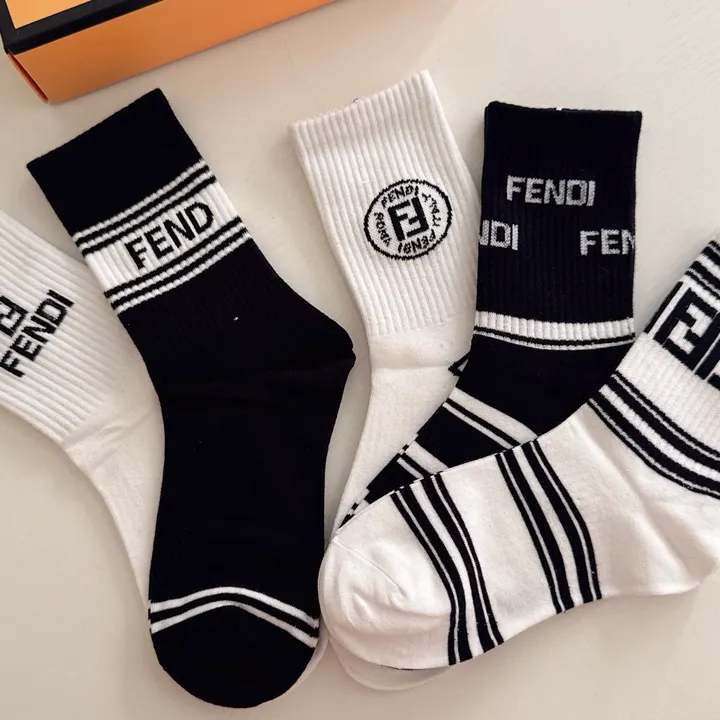 スーパーコピー ヴェルサーチ 靴下