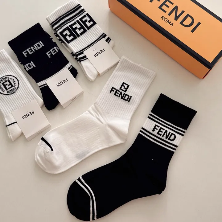 スーパーコピー ヴェルサーチ 靴下