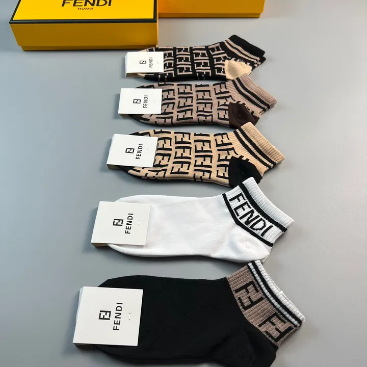 スーパーコピー ヴェルサーチ 靴下