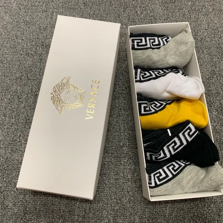 スーパーコピー ヴェルサーチ 靴下