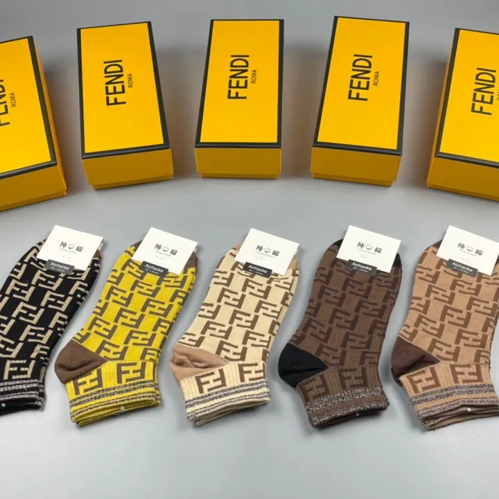 スーパーコピー ヴェルサーチ 靴下