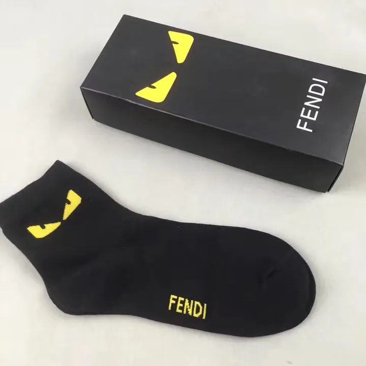 スーパーコピー ヴェルサーチ 靴下