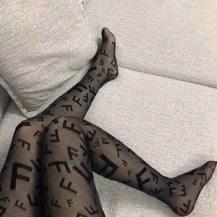 スーパーコピー ヴェルサーチ 靴下