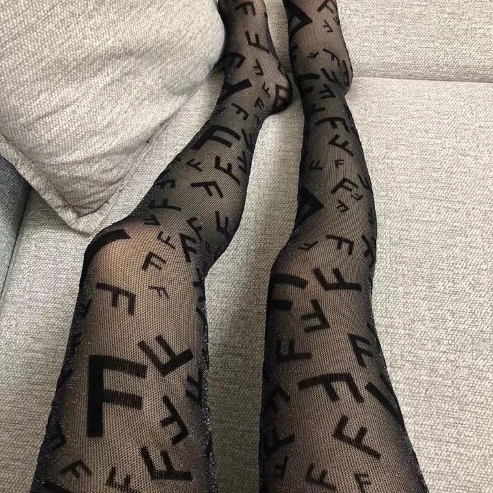 スーパーコピー ヴェルサーチ 靴下