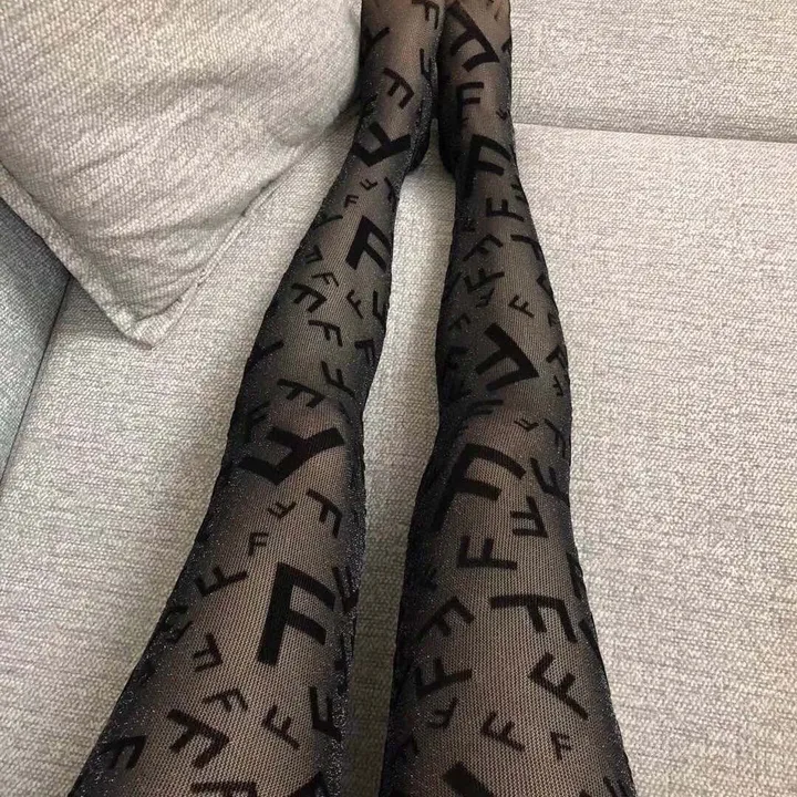 スーパーコピー ヴェルサーチ 靴下