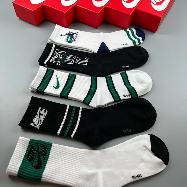 スーパーコピー ミュウミュウ 靴下