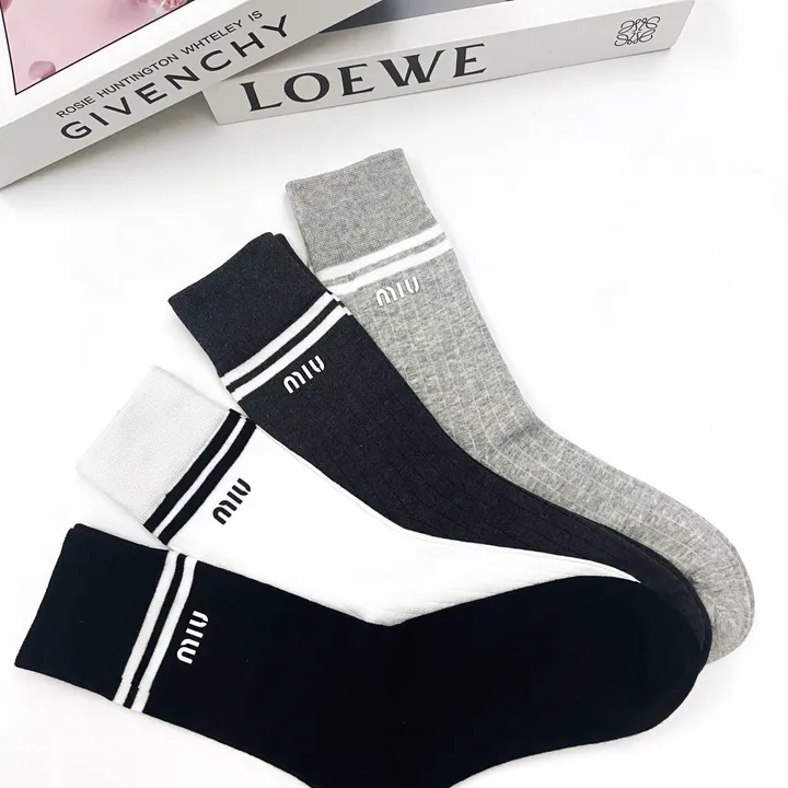 スーパーコピー ミュウミュウ 靴下