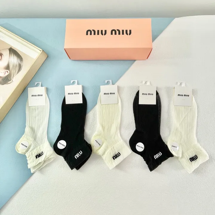 スーパーコピー ミュウミュウ 靴下