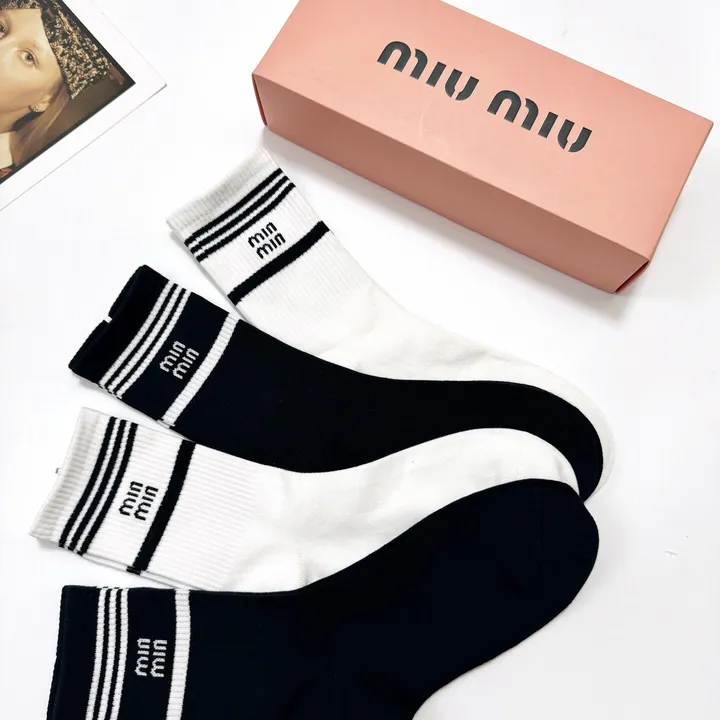 スーパーコピー ミュウミュウ 靴下