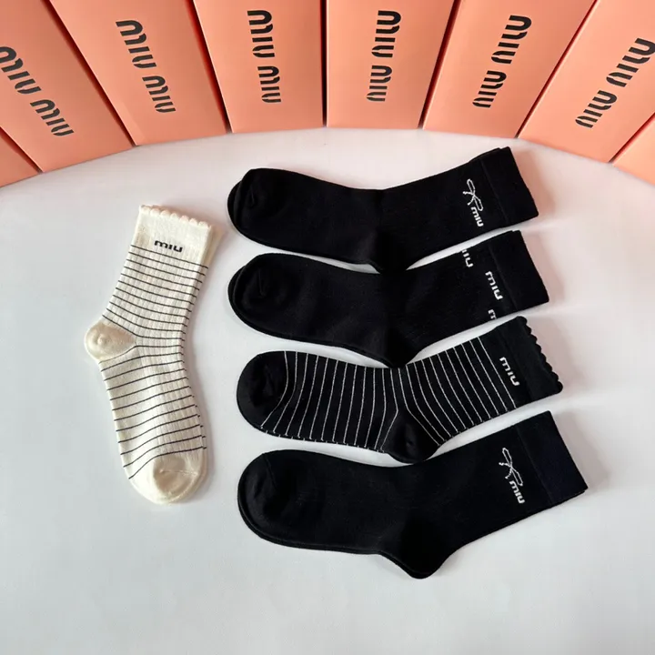 スーパーコピー ミュウミュウ 靴下