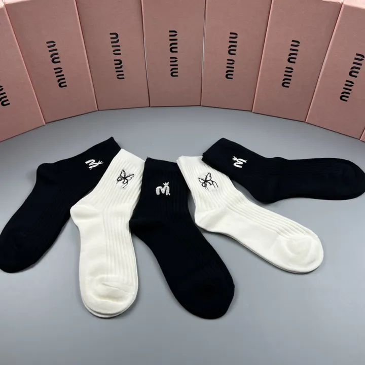 スーパーコピー ミュウミュウ 靴下