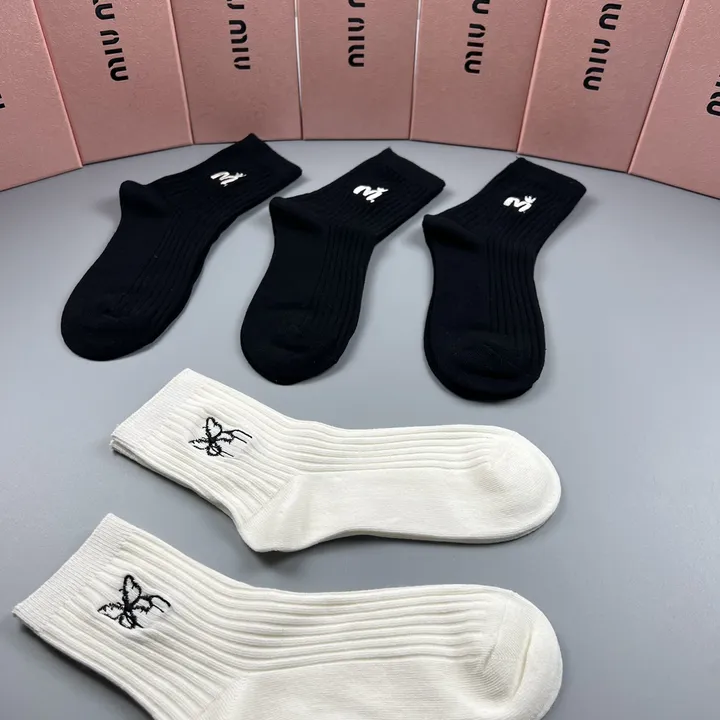 スーパーコピー ミュウミュウ 靴下