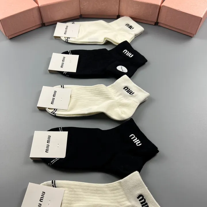 スーパーコピー ミュウミュウ 靴下