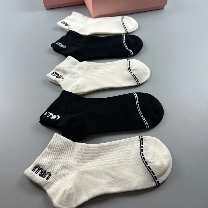 スーパーコピー ミュウミュウ 靴下