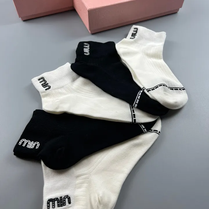 スーパーコピー ミュウミュウ 靴下