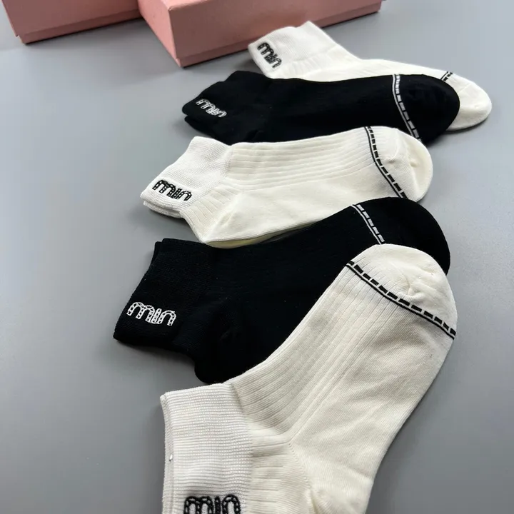 スーパーコピー ミュウミュウ 靴下