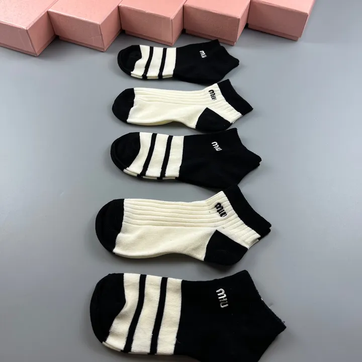 スーパーコピー ミュウミュウ 靴下