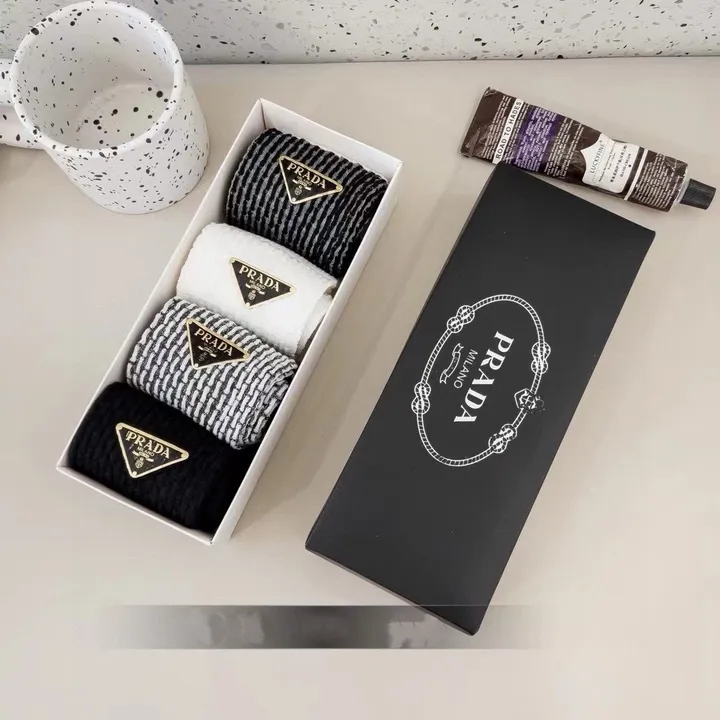 スーパーコピー プラダ 靴下