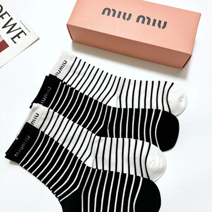 スーパーコピー ミュウミュウ 靴下