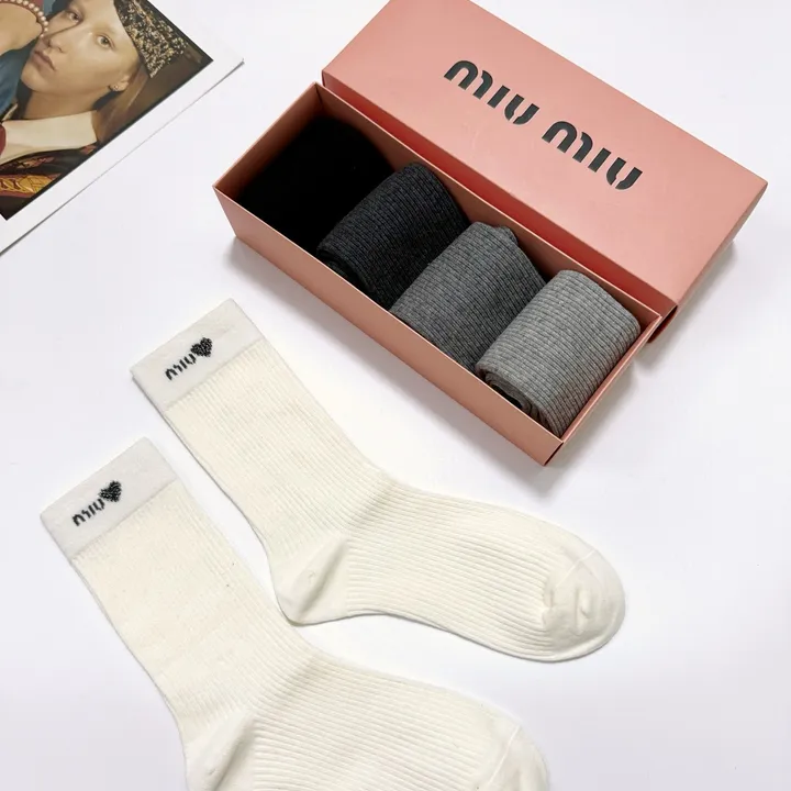 スーパーコピー ミュウミュウ 靴下