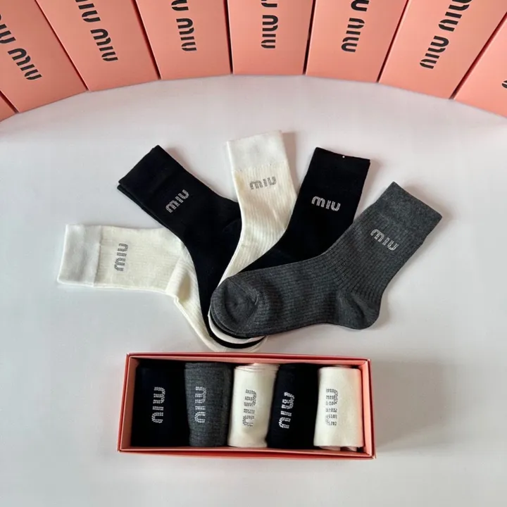スーパーコピー ミュウミュウ 靴下