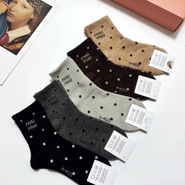 スーパーコピー ミュウミュウ 靴下