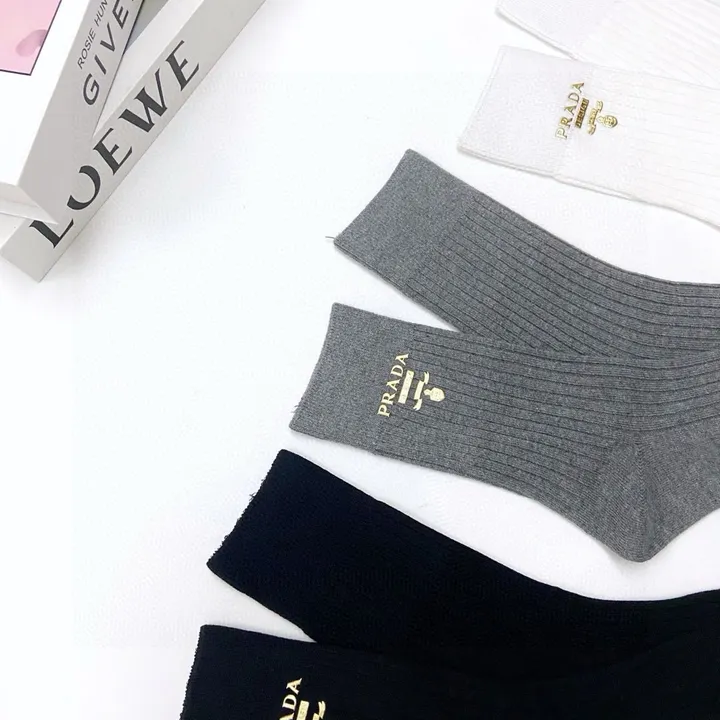 スーパーコピー プラダ 靴下