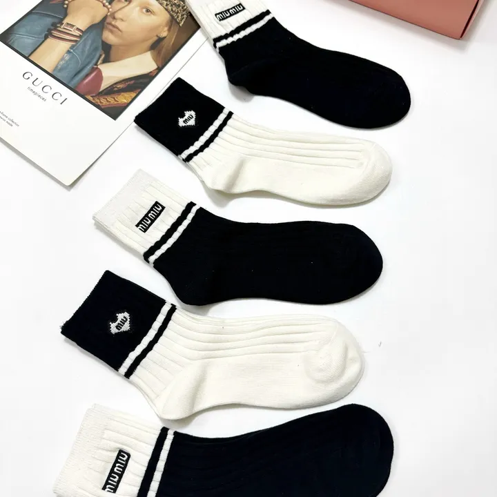 スーパーコピー ミュウミュウ 靴下