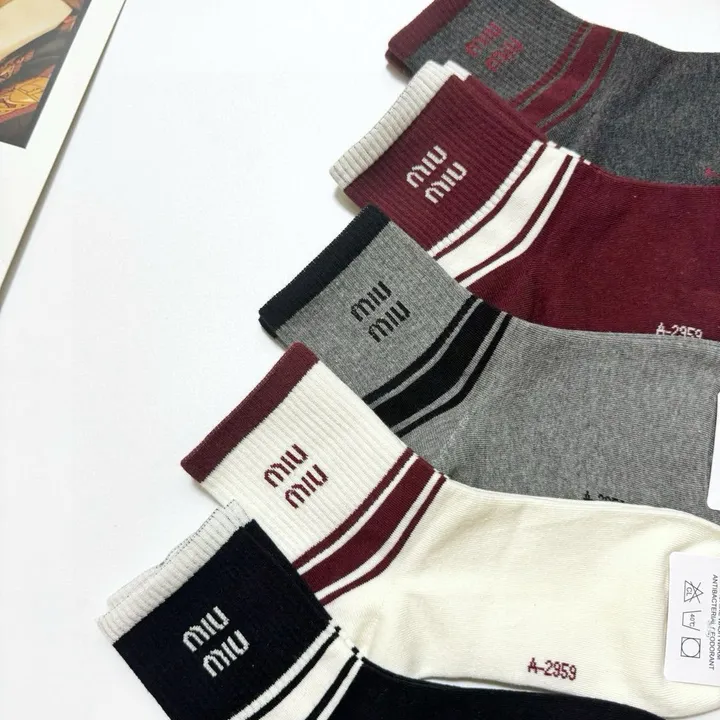スーパーコピー ミュウミュウ 靴下